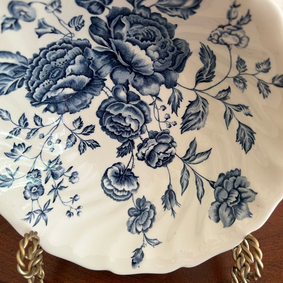 Vintage Elizabeth by Johnson Brothers Round Serving Bowl, blue and white, table - Picture 3 of 9